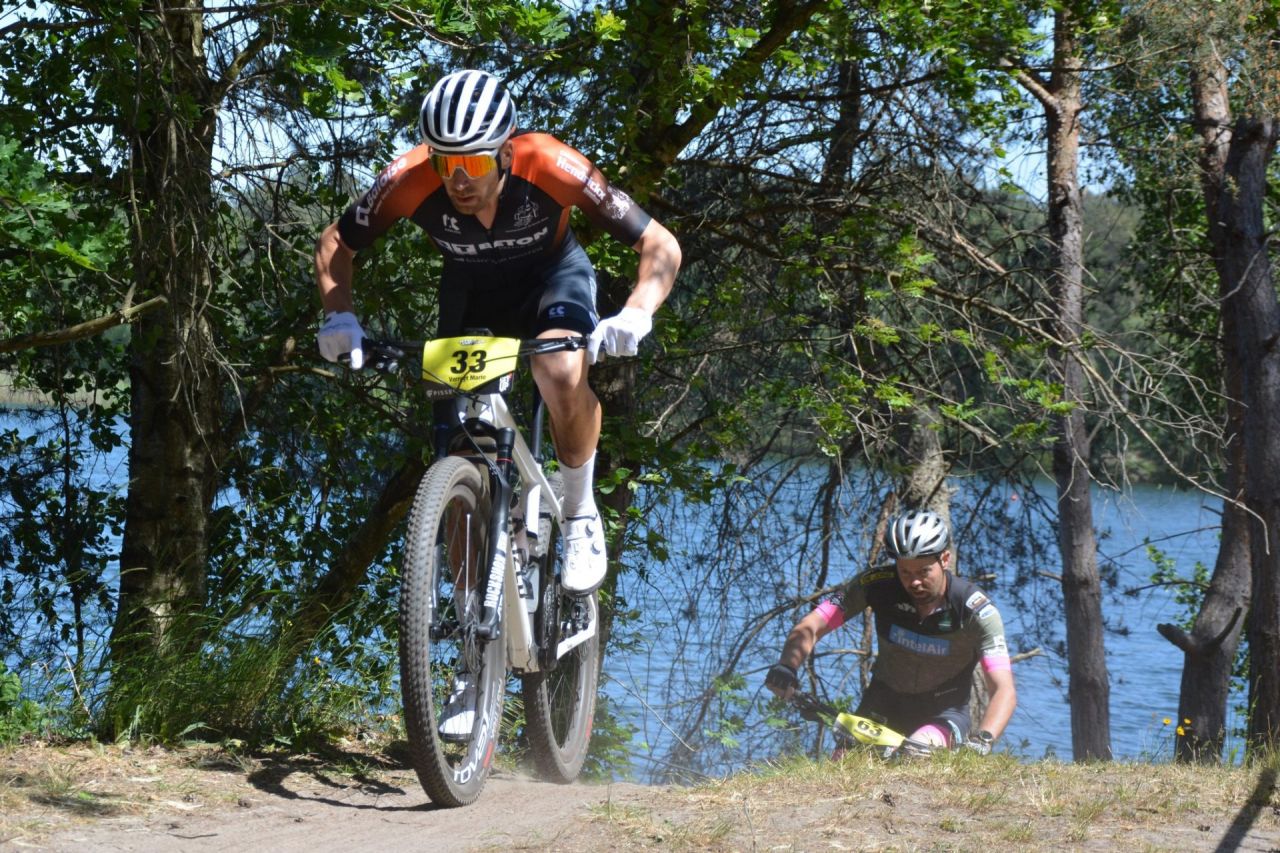 Coureurs op ATB cross