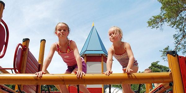 De moderne speeltuinen granderen uren spelplezier.